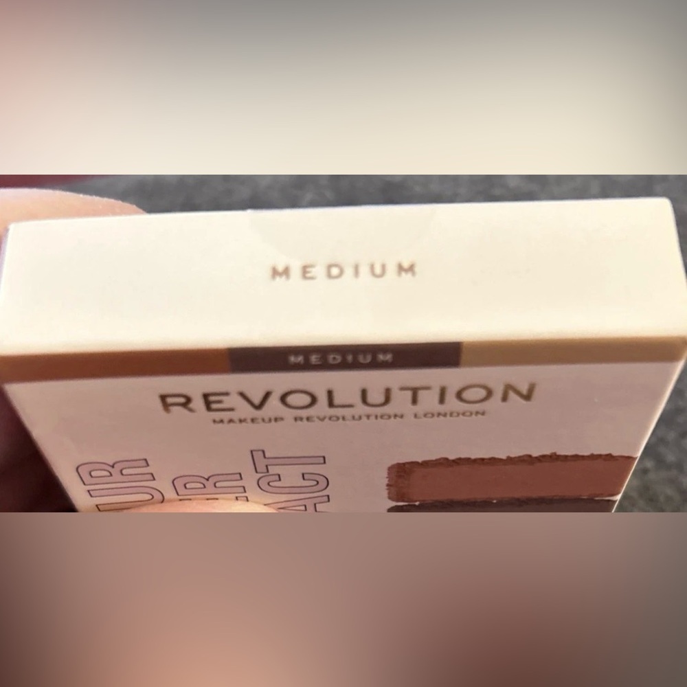 NIB Makeup Revolution London Face Powder Contour Palette Sealed Compact Medium - Picture 6 of 7